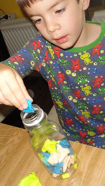 Bence is dolgozik, pizsiben....