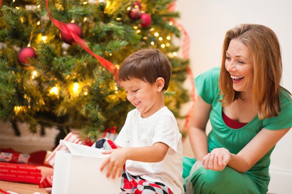 single-mother-having-christmas-with-son